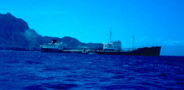 Skymningsbild på Fermland till ankars på redden i St Vincent, Cap Verde, den 3 december 1964. Foto LG.