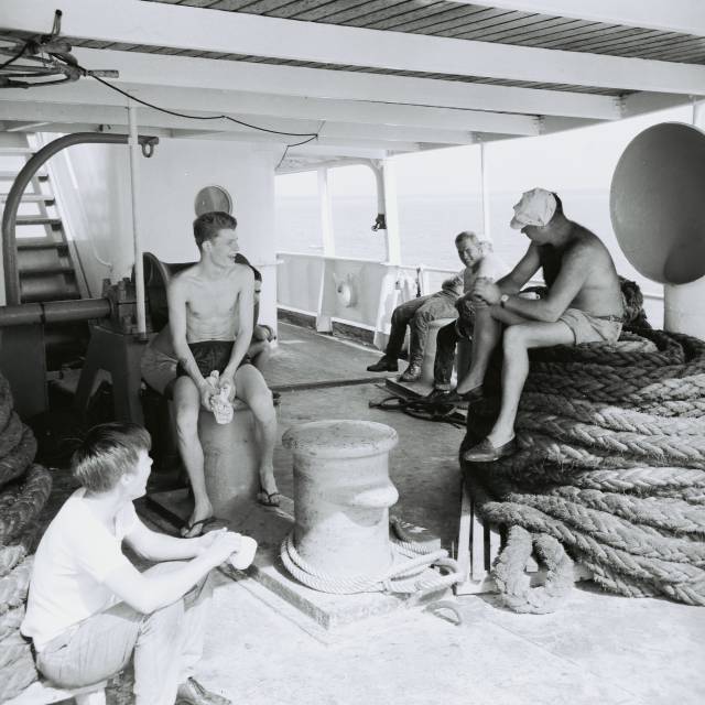 Fr v Nils-Ture Nilsson, motorman Dan Lorentzon och några okända.
