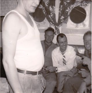 Stående 2:e kocken Jan Peter Dau, sedan sitter matros Arne Gotland Karlsson