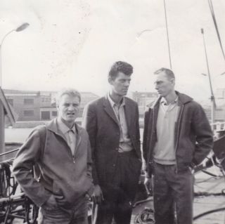 Till vänster står pumpman Skjöllsvoll. Mannen i mitten är 3:e maskinisten L. M. Nordström (död 1996).