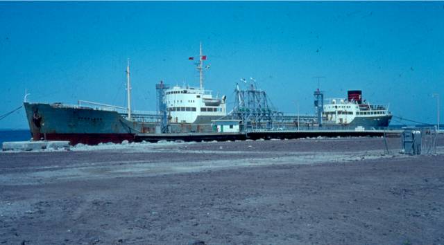 Fermland lastar i Aden, nästan i öknen, den 16 november 1964. Vid denna tidpunkt är hon så gott som såld. Foto LG.