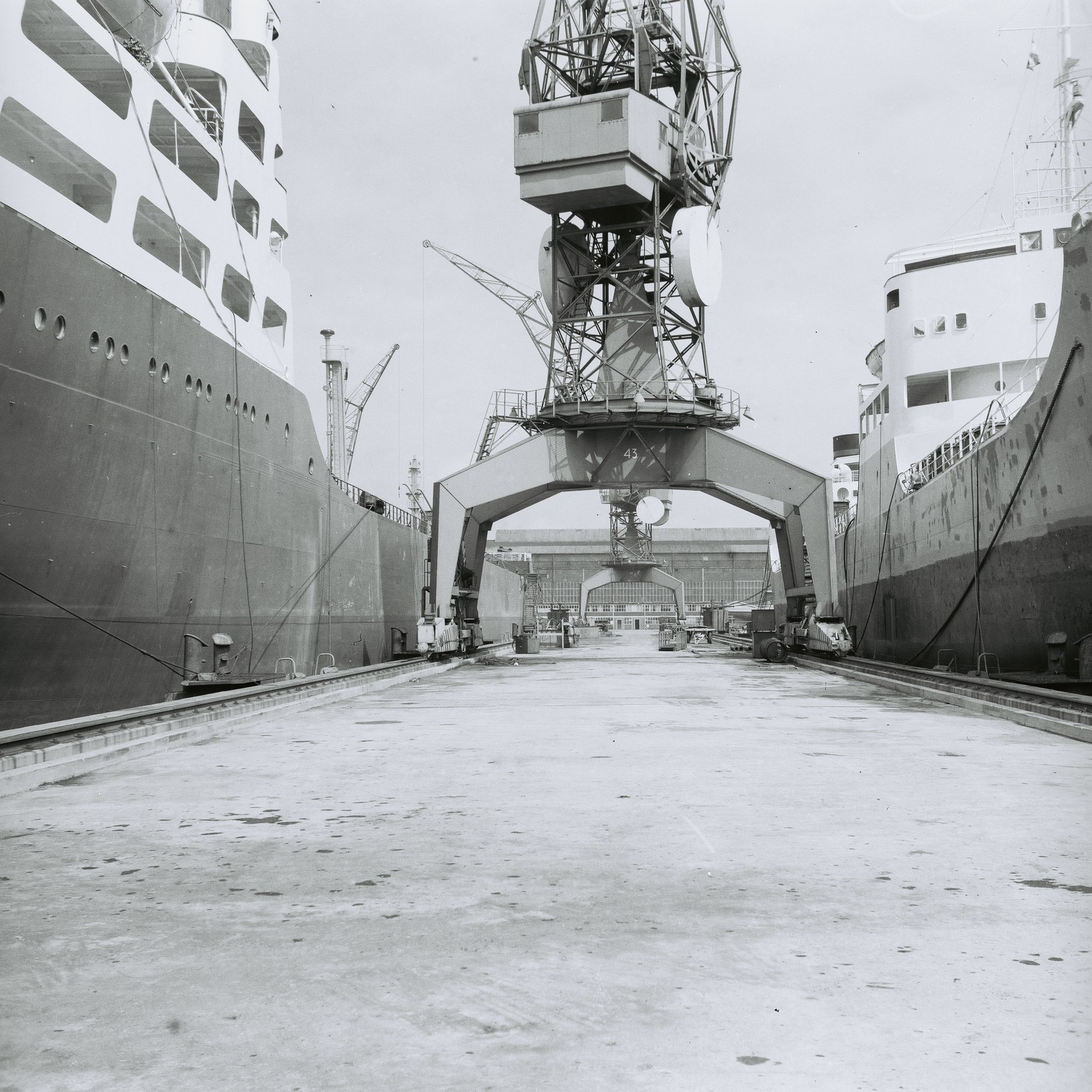 Esso Cardiff och Fermland hos NDSM april 1964